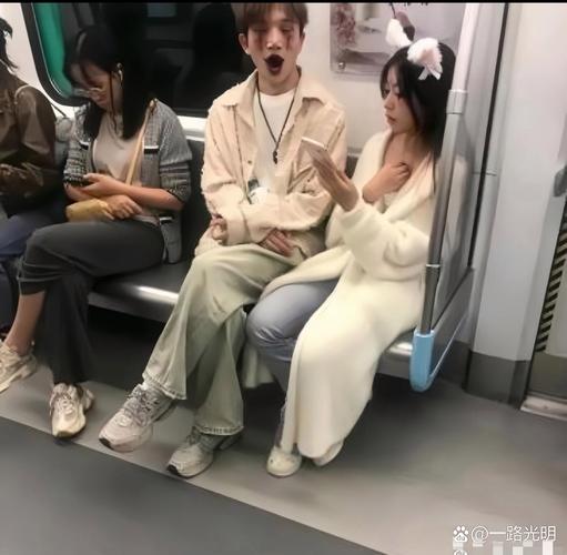带不同小孩地铁乞讨,地铁带两个小孩