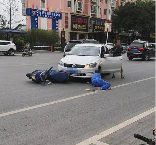 老人骑车捎人遇车祸,老人骑车捎人遇车祸怎么处理